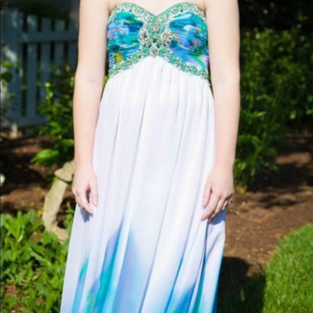 Size 0. Formal dress. So cute and comfortable!